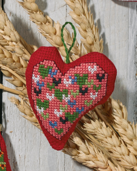 Embroidery Kit Hearts in Red 7 x 8 cm / 2.76 x 3.15 in