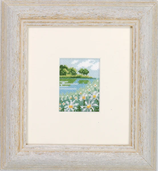 Embroidery Kit Daisy field 6.5 x 5 cm / 2.56 x 1.97 in