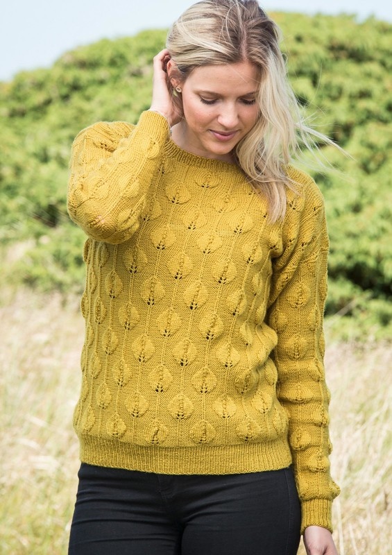 1659 Long-sleeved blouse with leaf pattern