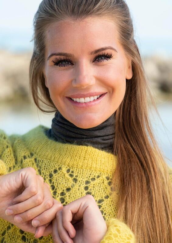 1810 Long-sleeved shirt with eyelet pattern