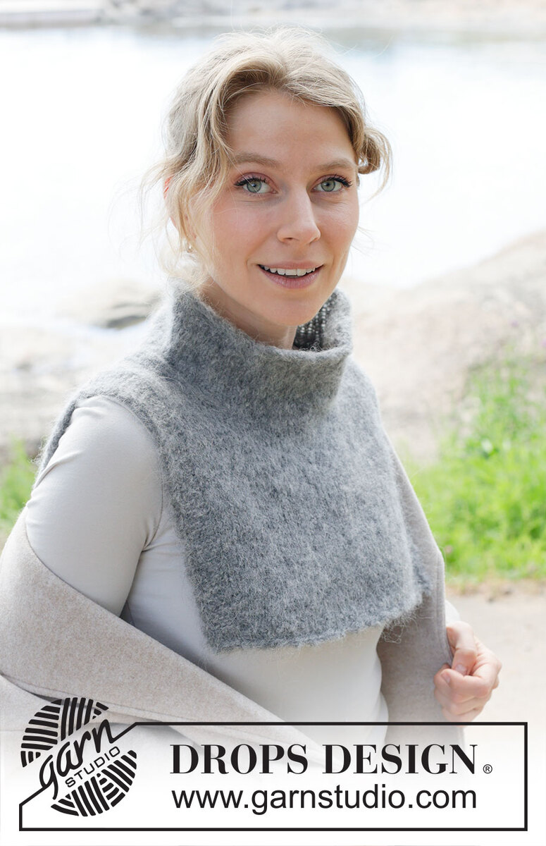 253-27 Moonlit Tide Neck Warmer by DROPS Design