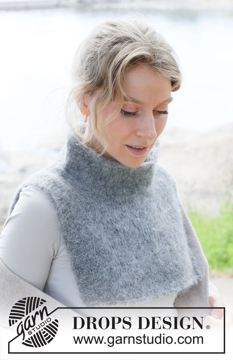 253-27 Moonlit Tide Neck Warmer by DROPS Design