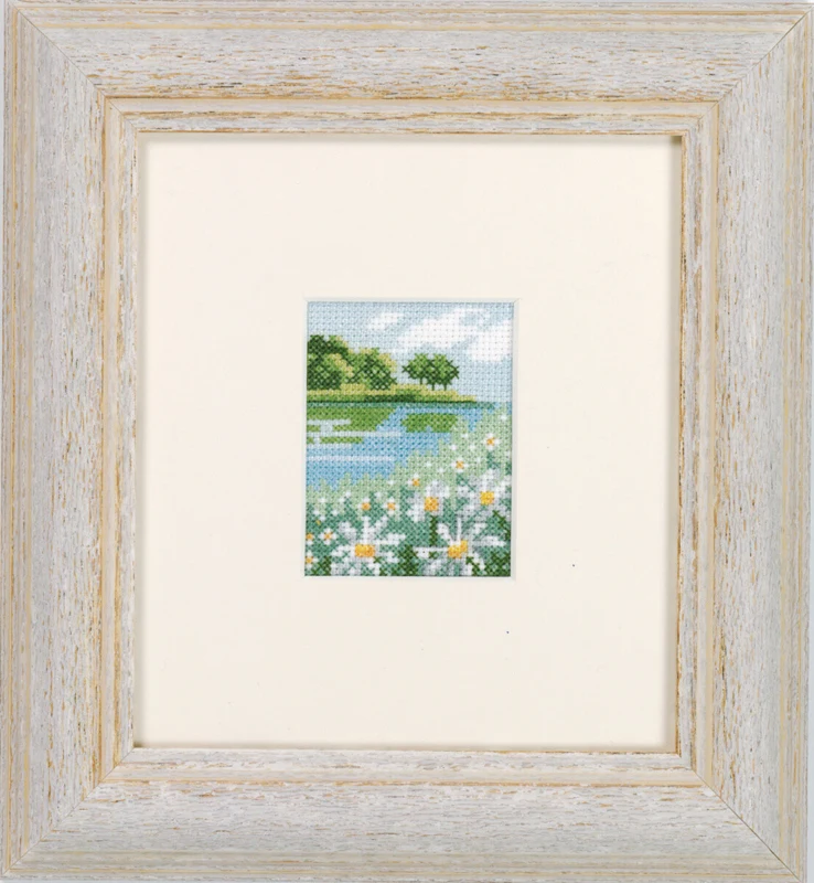 Embroidery Kit Daisy field 6.5 x 5 cm / 2.56 x 1.97 in